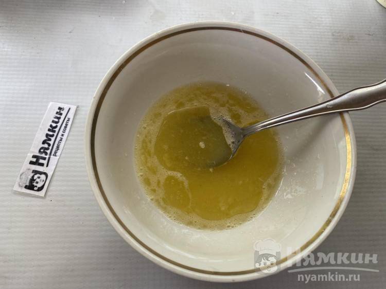 Тонкие ванильные блинчики на молоке и кипятке со сливочным маслом - фото шаг 3