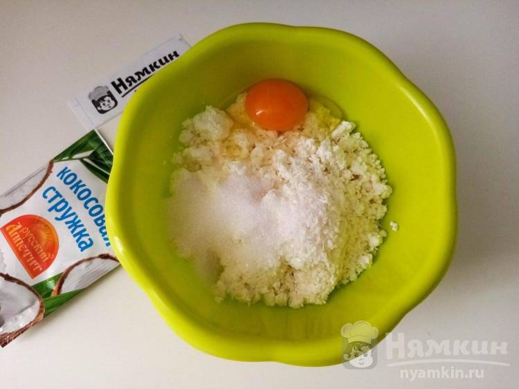 Творожники с манкой и кокосовой стружкой на сковороде - фото шаг 2