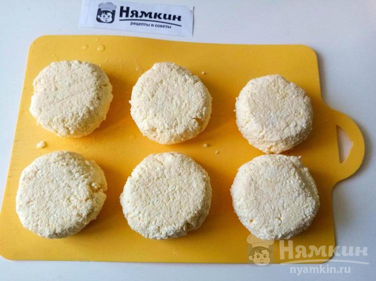 Творожники с манкой и кокосовой стружкой на сковороде - фото шаг 5