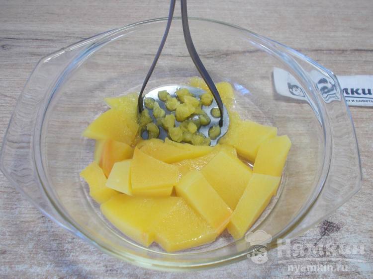 Пышные кексы с тыквенным пюре и корицей в формочках - фото шаг 2
