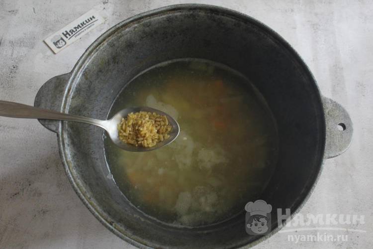 Рыбный суп из толстолобика с булгуром и овощами - фото шаг 5