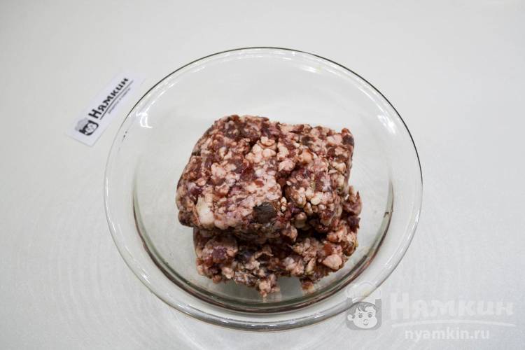 Котлеты из мясного фарша с кабачками на сковороде - фото шаг 3