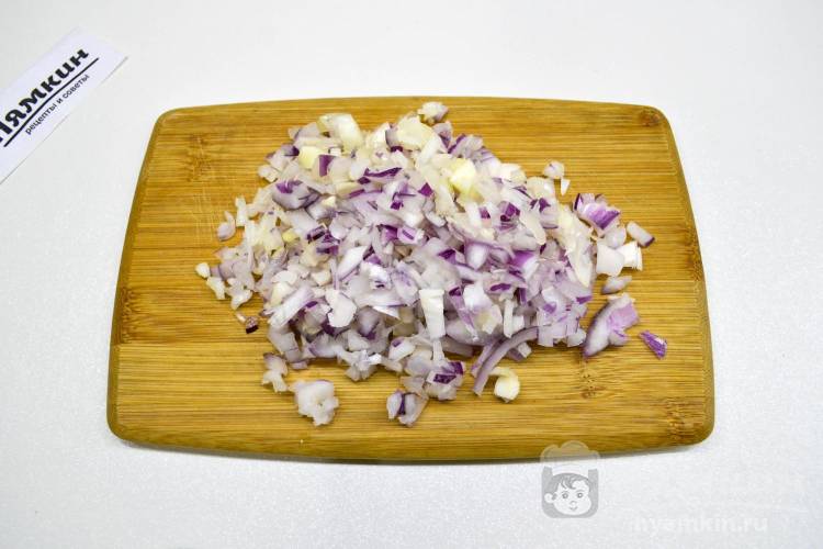 Котлеты из мясного фарша с кабачками на сковороде - фото шаг 2