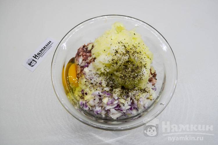Котлеты из мясного фарша с кабачками на сковороде - фото шаг 4