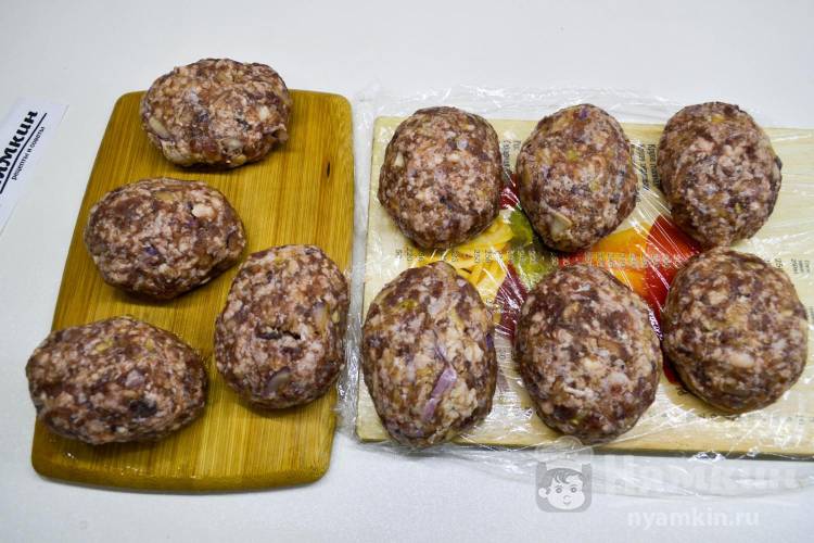 Котлеты из мясного фарша с кабачками на сковороде - фото шаг 6