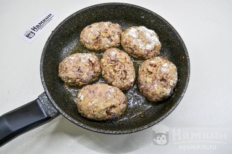 Котлеты из мясного фарша с кабачками на сковороде - фото шаг 7