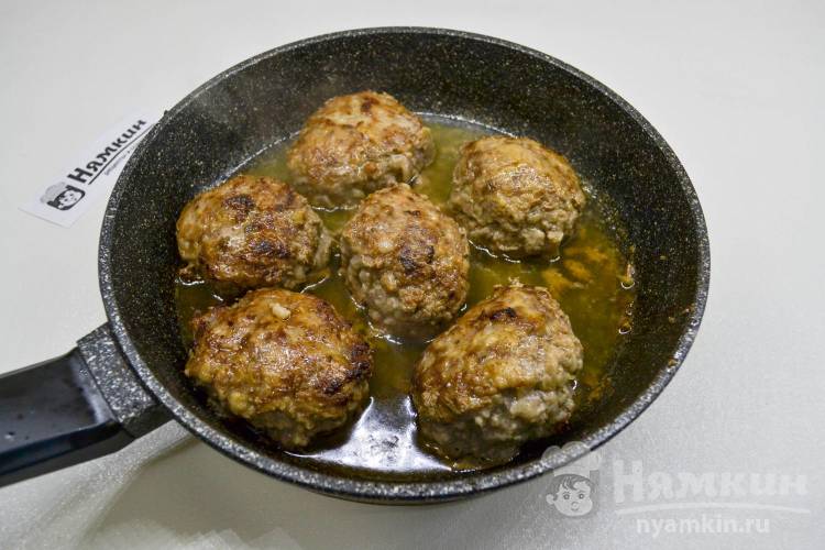 Котлеты из мясного фарша с кабачками на сковороде - фото шаг 8
