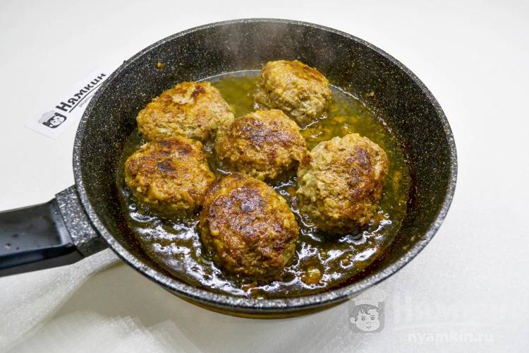 Котлеты из мясного фарша с кабачками на сковороде - фото шаг 9
