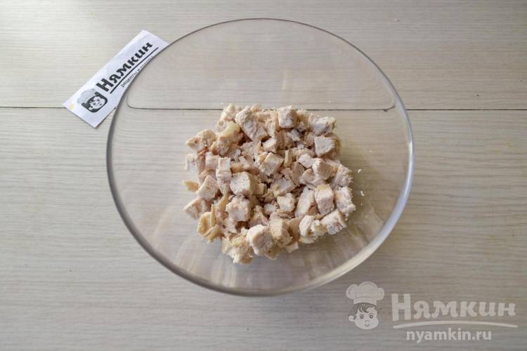 Нежный салат из вареной куриной грудки, яиц и сыра с майонезом - фото шаг 1