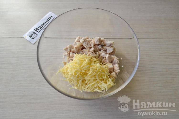 Нежный салат из вареной куриной грудки, яиц и сыра с майонезом - фото шаг 2