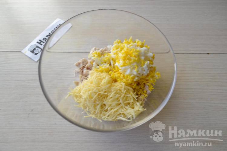 Нежный салат из вареной куриной грудки, яиц и сыра с майонезом - фото шаг 3
