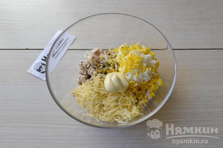 Нежный салат из вареной куриной грудки, яиц и сыра с майонезом - фото шаг 4