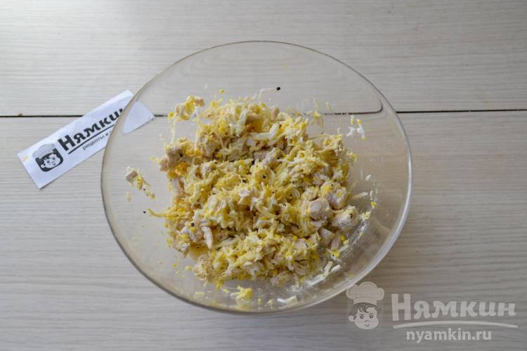 Нежный салат из вареной куриной грудки, яиц и сыра с майонезом - фото шаг 5