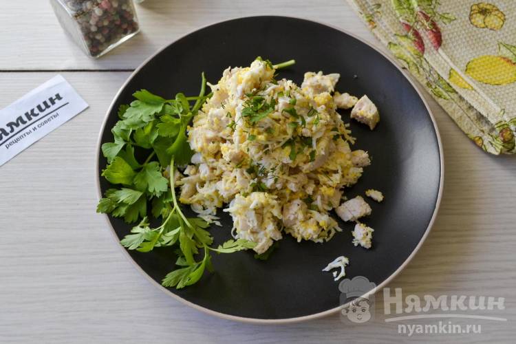 Нежный салат из вареной куриной грудки, яиц и сыра с майонезом - фото шаг 6