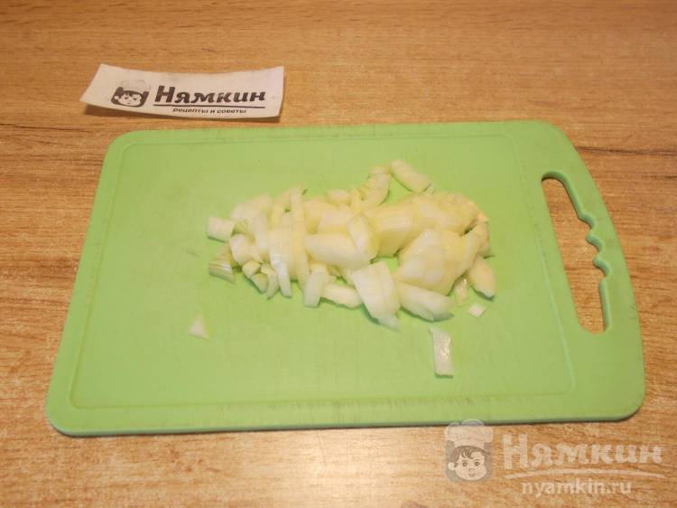 Яичная запеканка с рыбными консервами и жареным луком в духовке - фото шаг 1