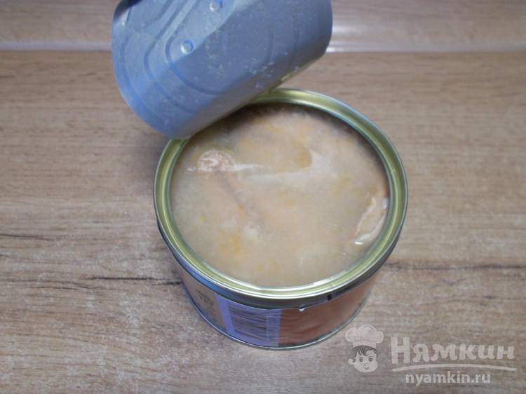 Яичная запеканка с рыбными консервами и жареным луком в духовке - фото шаг 3