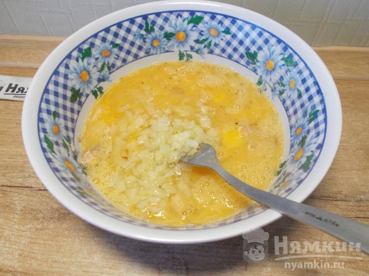 Яичная запеканка с рыбными консервами и жареным луком в духовке - фото шаг 5