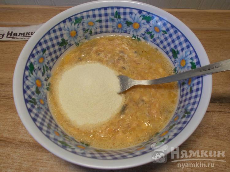Яичная запеканка с рыбными консервами и жареным луком в духовке - фото шаг 6
