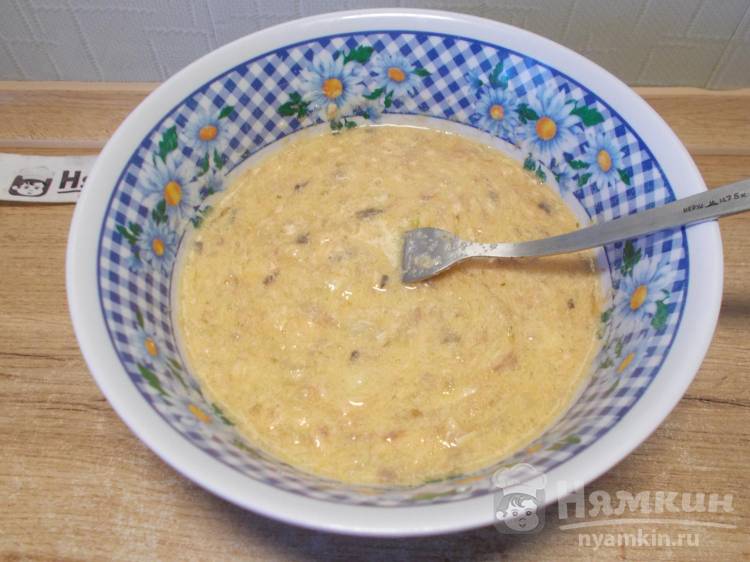 Яичная запеканка с рыбными консервами и жареным луком в духовке - фото шаг 7