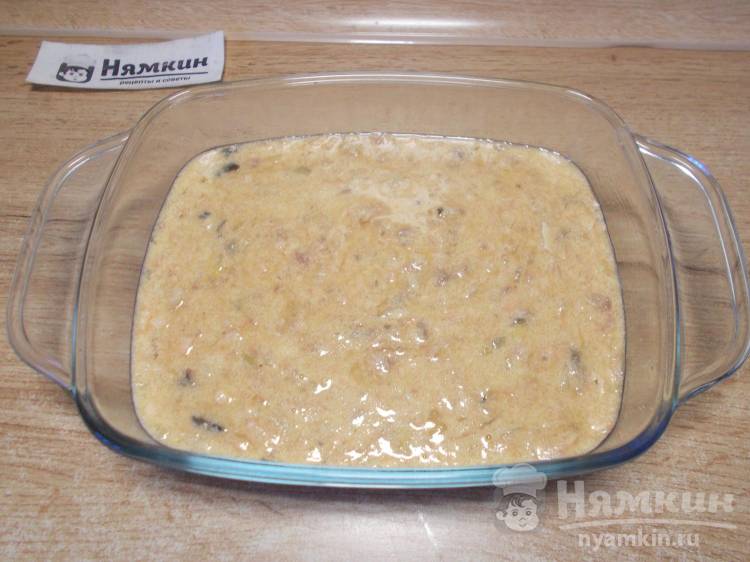 Яичная запеканка с рыбными консервами и жареным луком в духовке - фото шаг 8