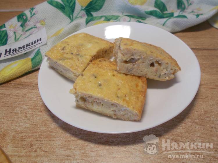Яичная запеканка с рыбными консервами и жареным луком в духовке - фото шаг 10