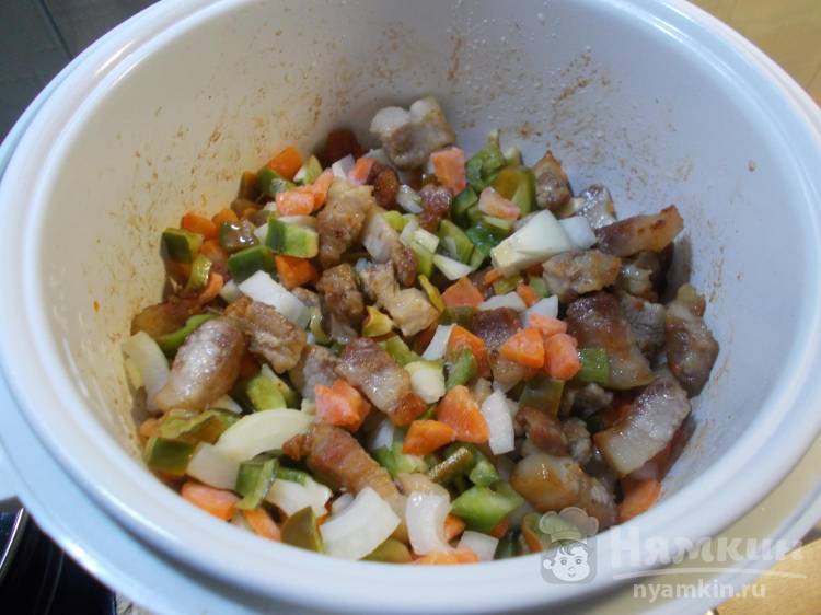 Каша из булгура с мясом и овощами в мультиварке - фото шаг 7