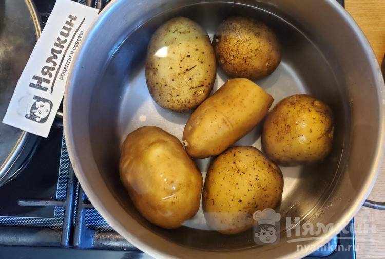 Тёплый салат с обжаренным картофелем, стручковой фасолью и помидорами под пряным соусом - фото шаг 1