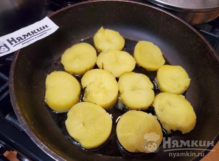 Тёплый салат с обжаренным картофелем, стручковой фасолью и помидорами под пряным соусом - фото шаг 2