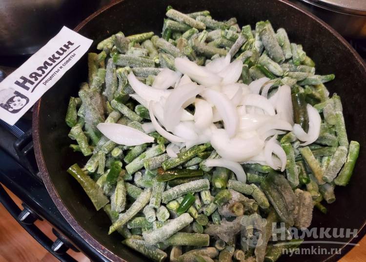 Тёплый салат с обжаренным картофелем, стручковой фасолью и помидорами под пряным соусом - фото шаг 4