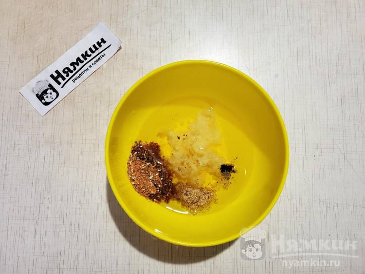 Тёплый салат с обжаренным картофелем, стручковой фасолью и помидорами под пряным соусом - фото шаг 7