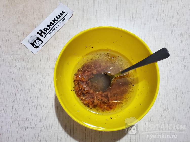 Тёплый салат с обжаренным картофелем, стручковой фасолью и помидорами под пряным соусом - фото шаг 8