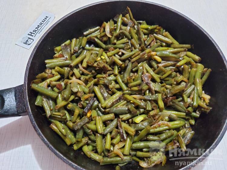 Тёплый салат с обжаренным картофелем, стручковой фасолью и помидорами под пряным соусом - фото шаг 5