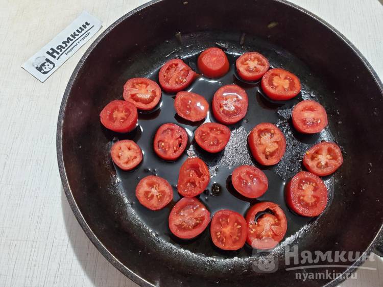 Тёплый салат с обжаренным картофелем, стручковой фасолью и помидорами под пряным соусом - фото шаг 10