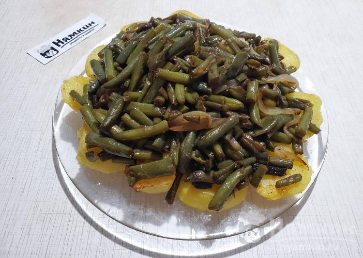 Тёплый салат с обжаренным картофелем, стручковой фасолью и помидорами под пряным соусом - фото шаг 9