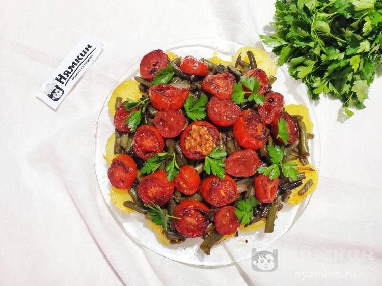 Тёплый салат с обжаренным картофелем, стручковой фасолью и помидорами под пряным соусом - фото шаг 12