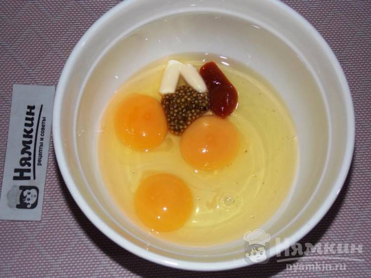 Яичница болтунья с шампиньонами и петрушкой на сковороде - фото шаг 1