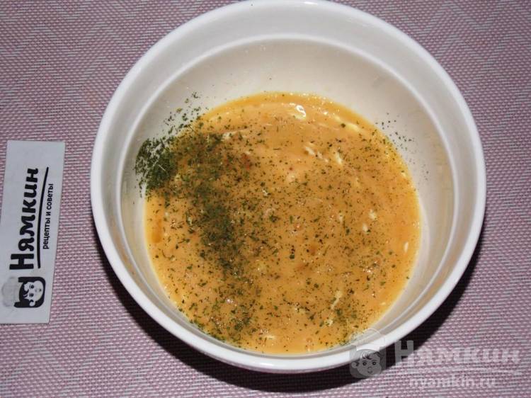 Яичница болтунья с шампиньонами и петрушкой на сковороде - фото шаг 2