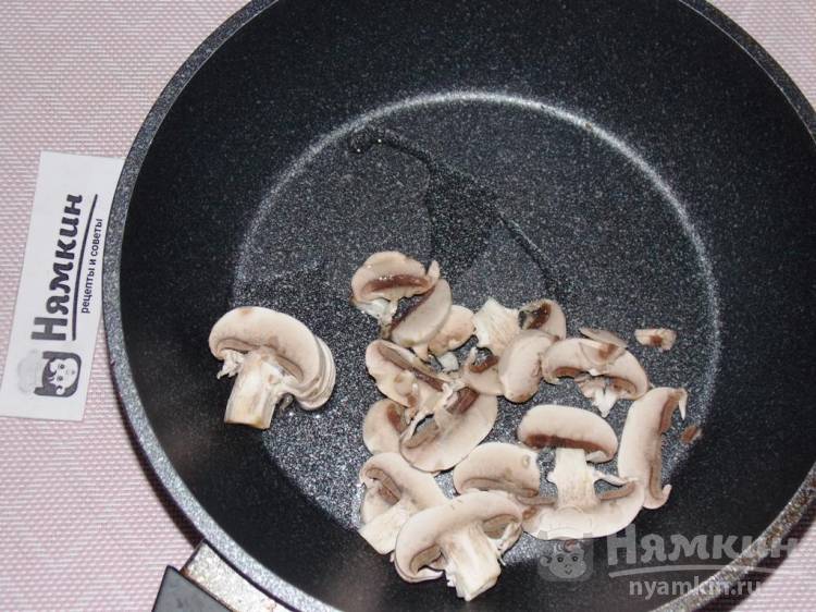 Яичница болтунья с шампиньонами и петрушкой на сковороде - фото шаг 3