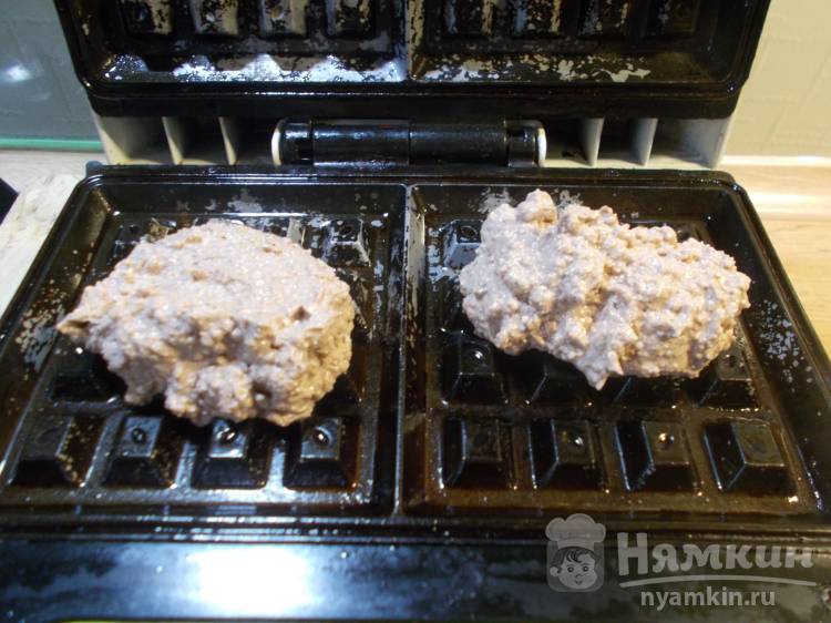 Шоколадные творожники без сахара с отрубями в электровафельнице - фото шаг 5
