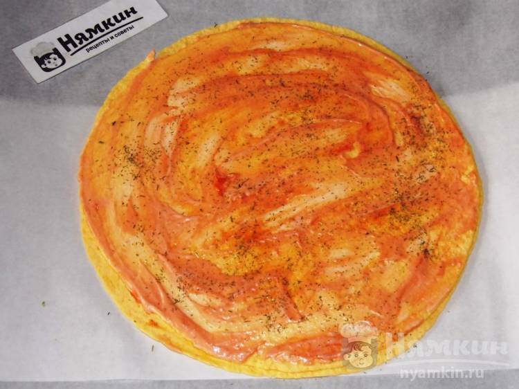 Пицца на лепешке с колбасой, сыром и помидорами в духовке - фото шаг 2