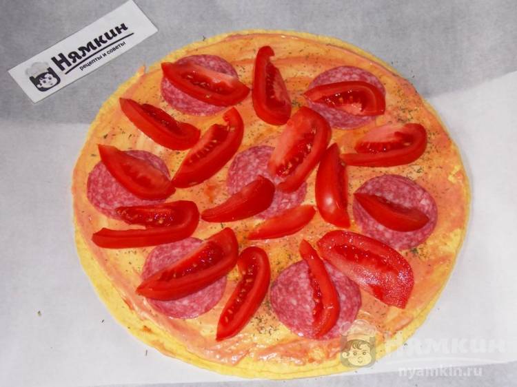 Пицца на лепешке с колбасой, сыром и помидорами в духовке - фото шаг 3