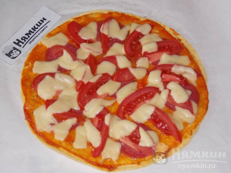 Пицца на лепешке с колбасой, сыром и помидорами в духовке - фото шаг 5