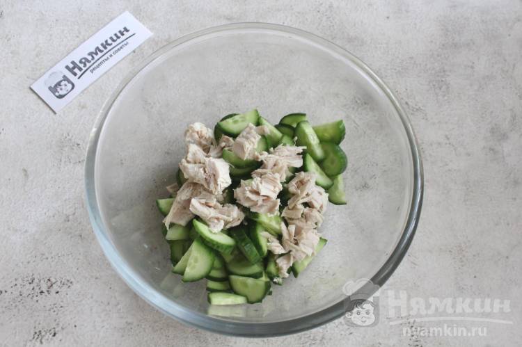Весенний салат с вареной курицей, яйцами и редисом - фото шаг 4