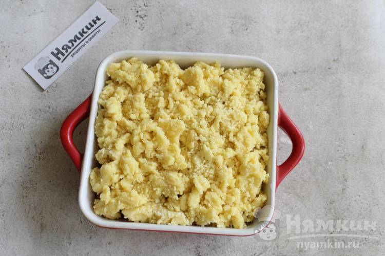 Пирог с ревенем и клубникой под песочной крошкой - фото шаг 9