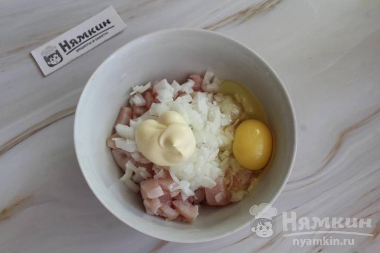 Рубленые куриные котлеты с майонезом на сковороде - фото шаг 3