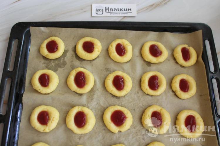 Вкусное печенье на сметане с клубничным джемом - фото шаг 7