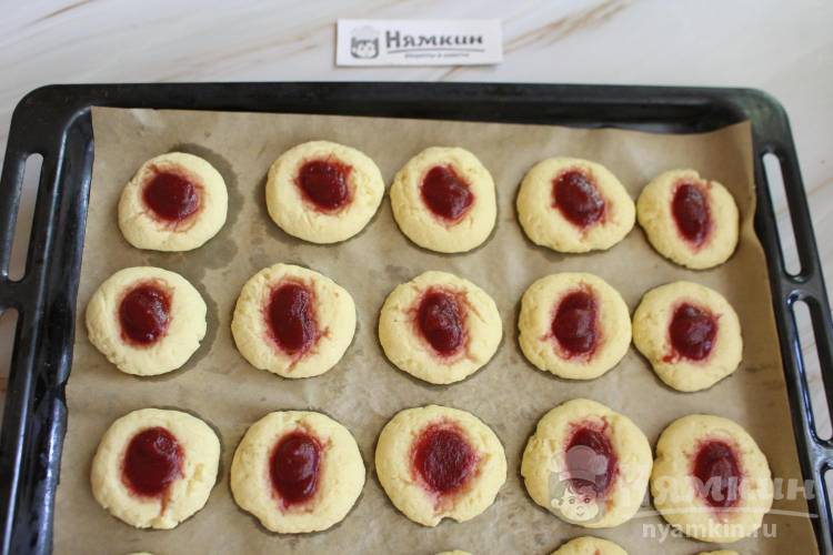 Вкусное печенье на сметане с клубничным джемом - фото шаг 8