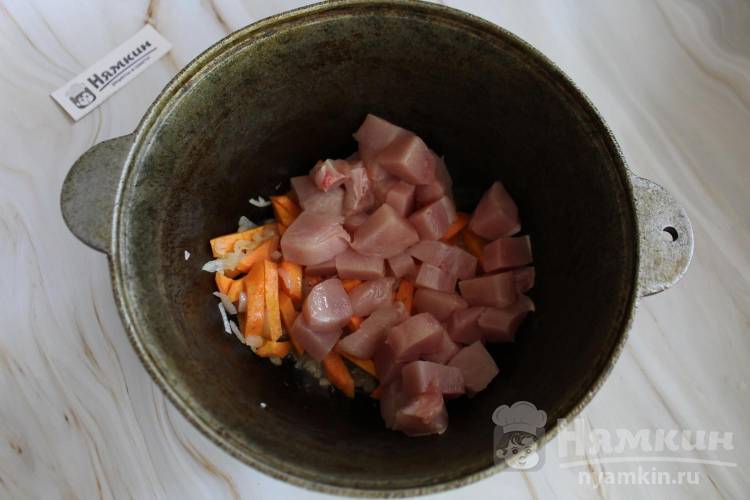 Тушеные кабачки с куриной грудкой и овощами в казане - фото шаг 3