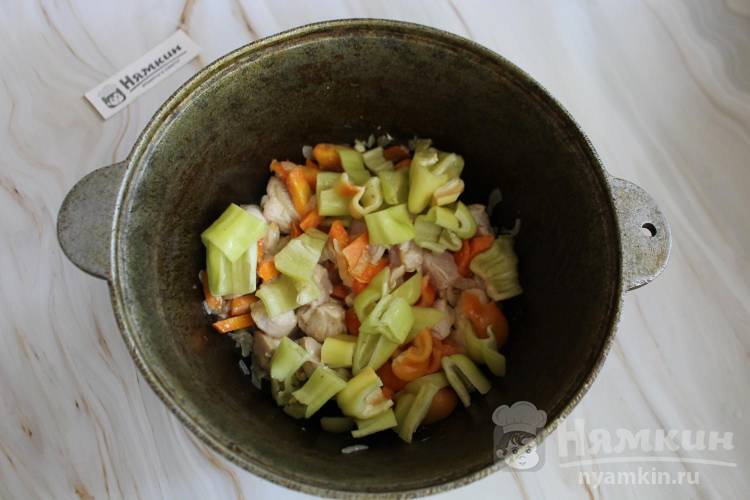 Тушеные кабачки с куриной грудкой и овощами в казане - фото шаг 4