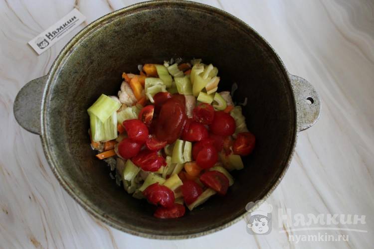 Тушеные кабачки с куриной грудкой и овощами в казане - фото шаг 5